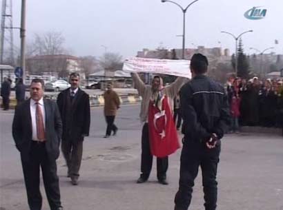Gül'e türban protestosu